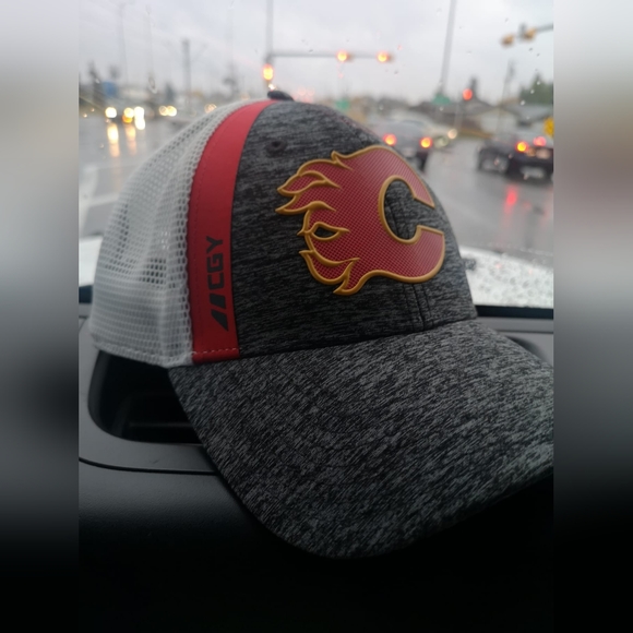 CALGARY FLAMES HAT - Picture 1 of 4